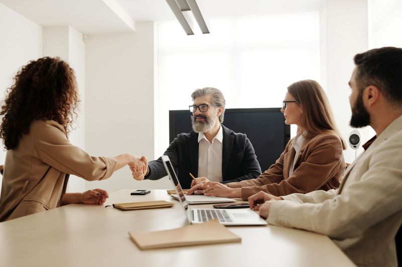 Handshake closing a new customer agreement